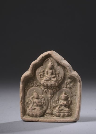 null TIBET
Petit tsatsa en forme de mandorle moulé de trois bouddha. 
H. 6, 9 cm...