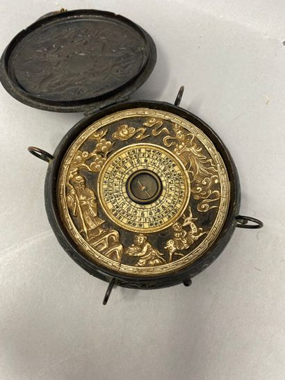 null Asian compass in sculpted and engraved resin, in a quadripod support in sheet...