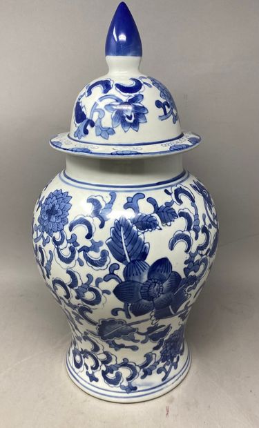null CHINE MODERNE 
Pot couvert à décor bleu blanc de rinceaux et fleurs 
45 x 23...