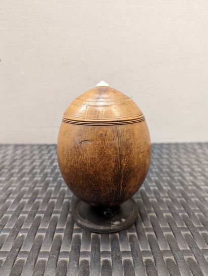 null Coupe couverte en noix de coco.
XIXème siècle
H. 12,5 cm