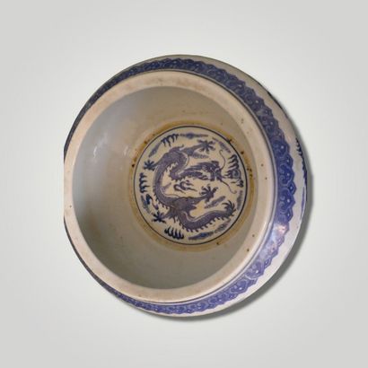 null White porcelain vase with blue decoration of dragons with five claws in pursuit...