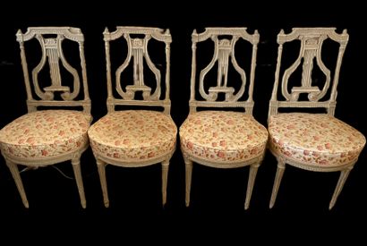null Suite de 4 chaises en bois peint sculpté et mouluré
Dossier plat ajouré à décor...