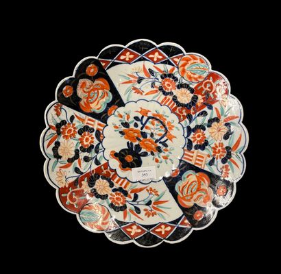 null Suite of two dishes, one in polylobed porcelain with "Imari" decoration and...