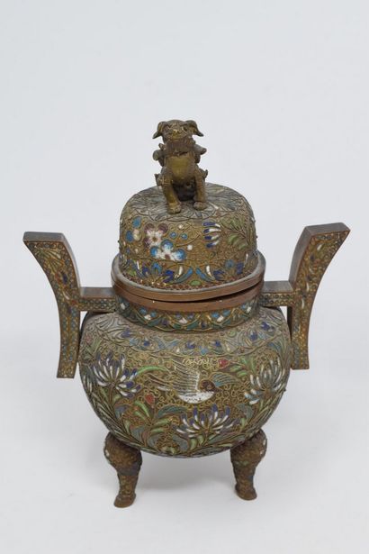 null China XXth century
Covered copper pot with floral decoration in cloisonné enamels,...