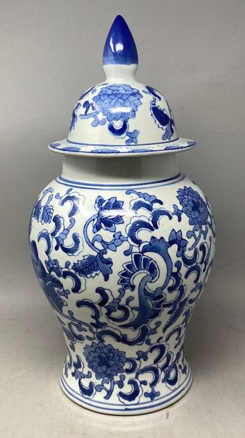CHINE MODERNE 
Pot couvert à décor bleu blanc...