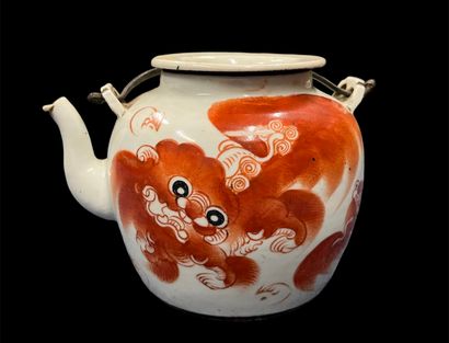 null Chinese porcelain teapot with a Shishi decoration 
Modern China
Mark on the...