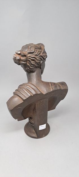 null Cast iron bust representing a woman in the antique style. 
Height : 31 cm.