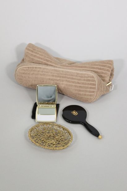 null GUERLAIN

Lot composed of a rare hand mirror in black with gold jewelry with...
