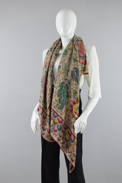 null CANOVAS

Large square shawl with floral and orientalizing motifs in beige and...