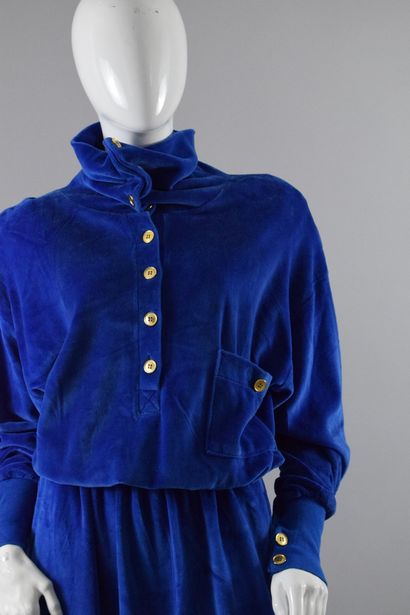 null DANIÈLE DE BLANZY
Rare dress in electric blue velvet with golden buttons.
Skirt...