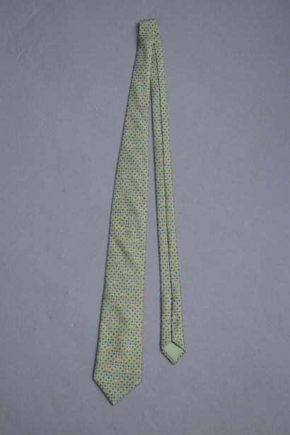 null HERMES PARIS

A light green silk tie decorated with yellow and blue tulips and...