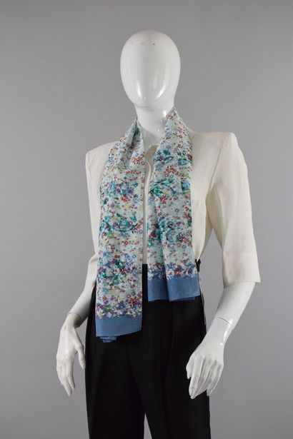 null CACHAREL

Rectangular scarf in floral fabric. 
Dimensions : 130 cm x 13 cm