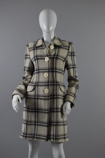 null XANAKA

Coat with central buttoning decorated with large buttons and large check...