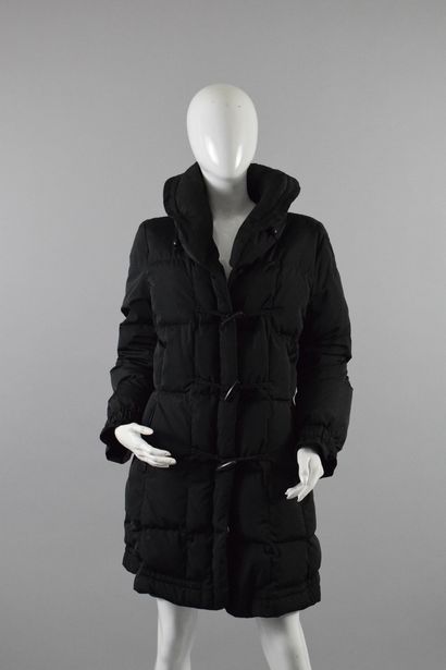 null MARELLA SPORT

Black down jacket with front zipper. 
Tie for collar and cuffs....