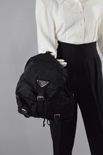 null PRADA 

Black leather and canvas backpack, chrome jewelry. 
Wear, as is.