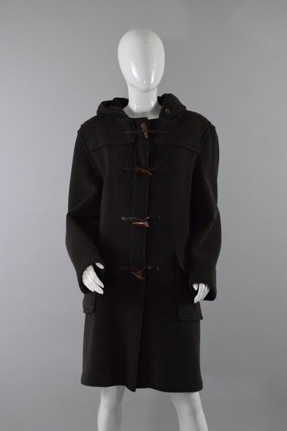 null OLD ENGLAND 

Brown duffle coat with horn buttons. 
Very slight wear.

Size...