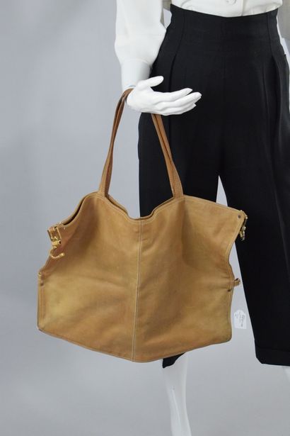 null BOTTEGA VENETA

Large shopping bag in natural leather with gold jewelry. 
Wear,...