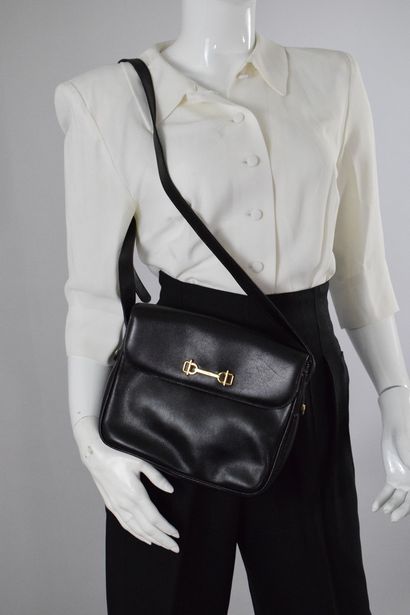 null CELINE
Circa 1980

Shoulder bag in black leather, button clasp, internal zipper...