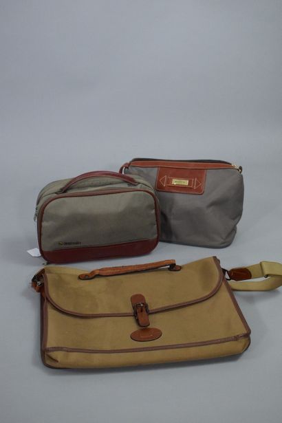 null LANCEL, SAMSONITE

Lot composed of a leather and canvas satchel and two travel...