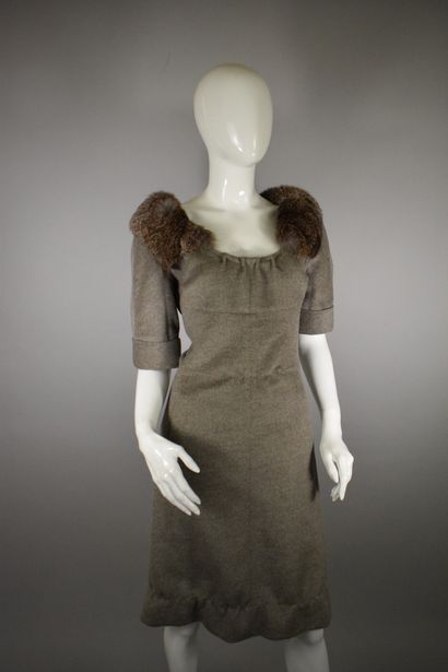 null LOUIS VUITTON

Wool and angora blend dress with rabbit fur collar slightly boat.
Two...