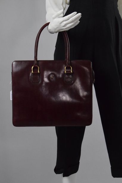 null ETIENNE AIGNER

Bordeaux leather briefcase with large handles and large compartments....