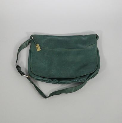 null LANCEL

Fir green leather satchel bag, gold metal jewelry. 
Wear. 

Dimensions:...