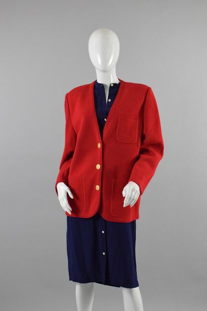null DEVERNOIS

Jolie veste droite en maille de laine mélangée rouge, boutonnage...