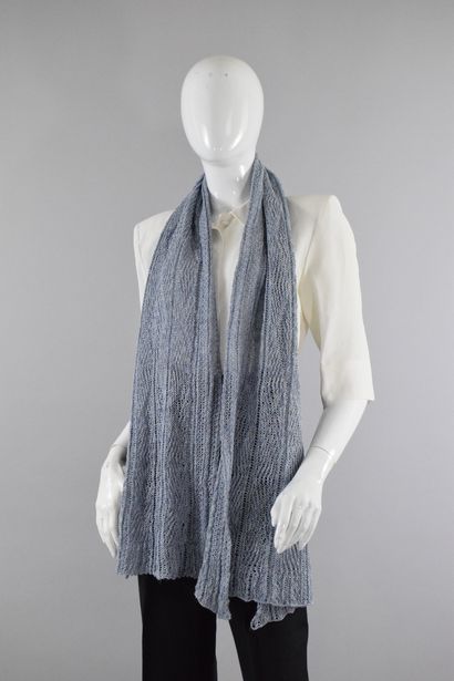 null AMIN KADER

A long grey knitted scarf. 

Length : 180cm 
Width : 33 cm