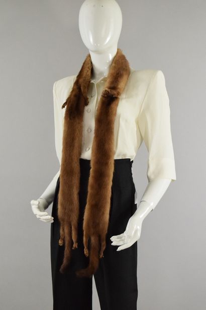 null ANONYMOUS

Ermine scarf made of three skins. 
Slight general wear. 

Length...