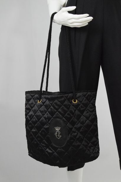 null CRILLON

Quilted bag in black satin with two rope handles. 
Monogram on the...