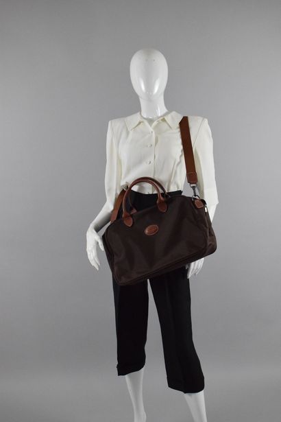 null LONGCHAMP

Weekend bag in canvas and leather, removable shoulder strap. 
Chromium-plated...