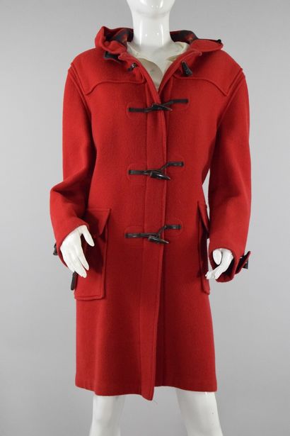 null OLD ENGLAND 

Red duffle coat with horn buttons. 
Slight wear, rubbing. 
In...