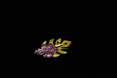 null KENZO

Floral brooch in gilded metal decorated with a flower superimposed on...