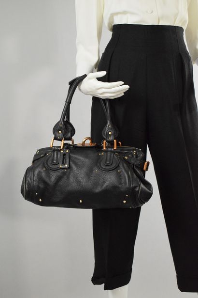 null CHLOÉ

Bag model "Paddington" long in black grained leather. 
Missing padlock,...
