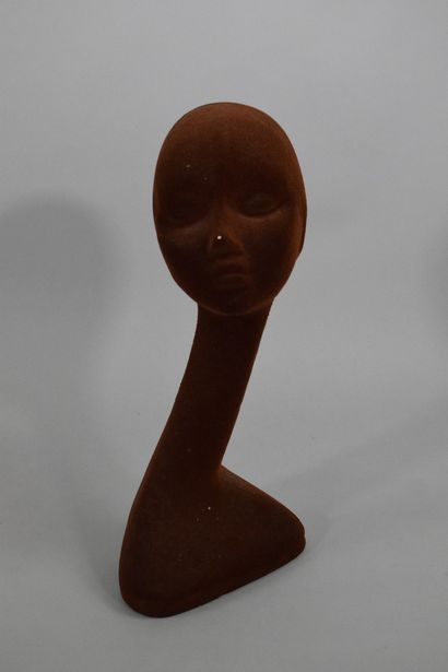 null COURREGES (Attributed to, from)

Mannequin head with brown velvet effect hat...