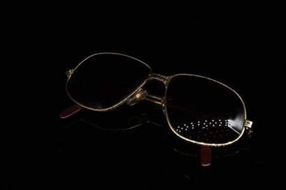 null CARTIER 

Pair of gold-plated sunglasses, sighted. 
Numbered and signed.