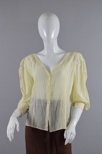 null EMMANUELLE KHANH

Yellow openwork blouse in cotton muslin. 

Size: 38/40 ap...