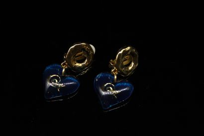 null CHRISTIAN LACROIX
Circa 1980

Pair of ear clips in gold-plated metal, a blue...