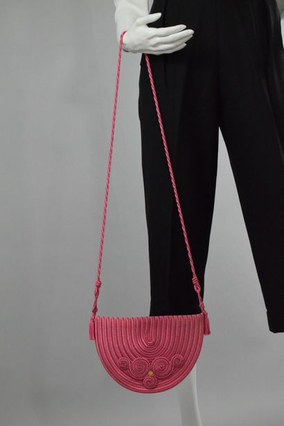 null CRILLON

Pink bag worn over the shoulder braided, two tassels on the side.
A...