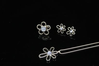 null ANONYMOUS 

Lot in silver 925° composed of ear studs forming a flower, a necklace...