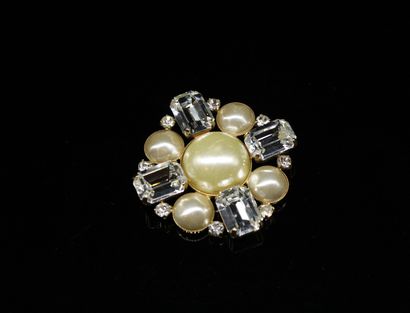 null PHILLIP FERRANDIE

Gilded metal brooch decorated with fancy stones and pearls....