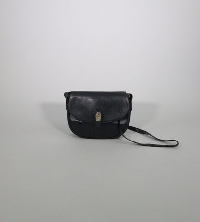 null LANCEL 

Midnight blue grained leather bag, rounded format with latch closure,...