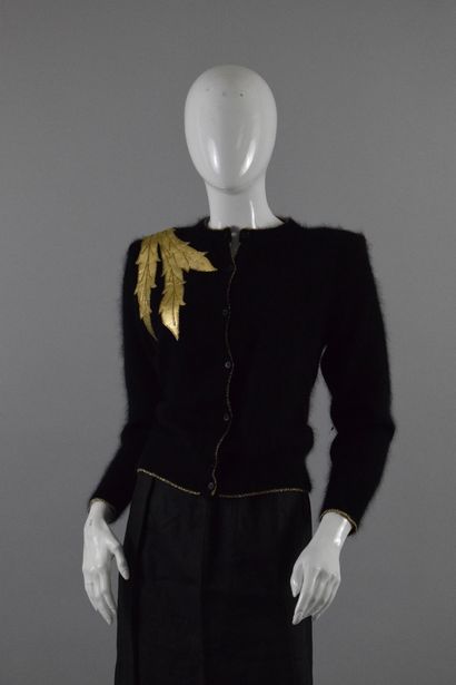 null ANONYMOUS

Black vest with golden vegetal appliqués.
Buttoning frontage.

Size...