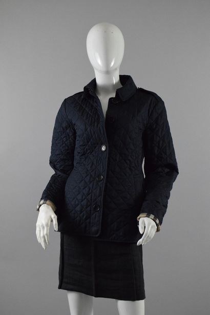 null BURBERRY

Quilted navy jacket with iconic lining of the House. 
Nice condition....