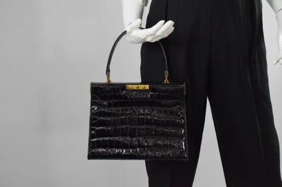 null ANONYMOUS 

Black handbag with golden clasp push buttons, reptile style. 
Wear,...