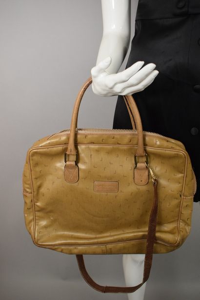null LANCEL

Bag coated canvas monogrammed beige and taupe, removable shoulder strap...