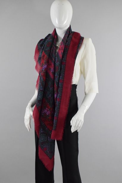 null SOULEDADO

Large square shawl with paisley prints in red, dark green and pink....