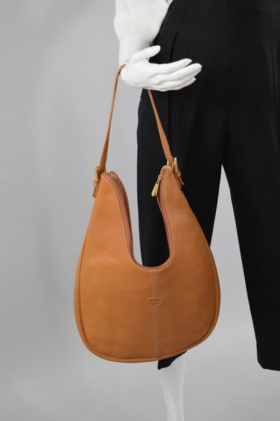 null MAC DOUGLAS

Hand or shoulder bag in camel grained leather. 
Gold jewelry, zipper...