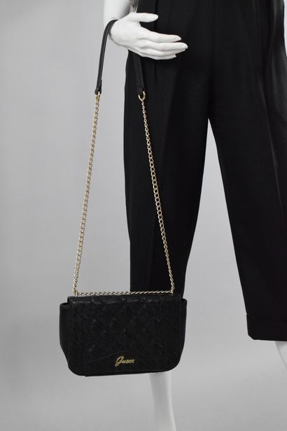null GUESS

Black quilted bag with magnetic flap. 
Chain and champagne jewelry.