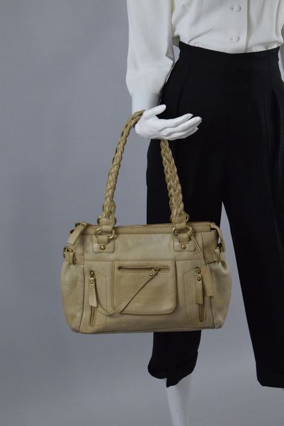 null THE LUGGAGE 

Hand or shoulder bag in beige leather, with braided handles. 
Gilded...